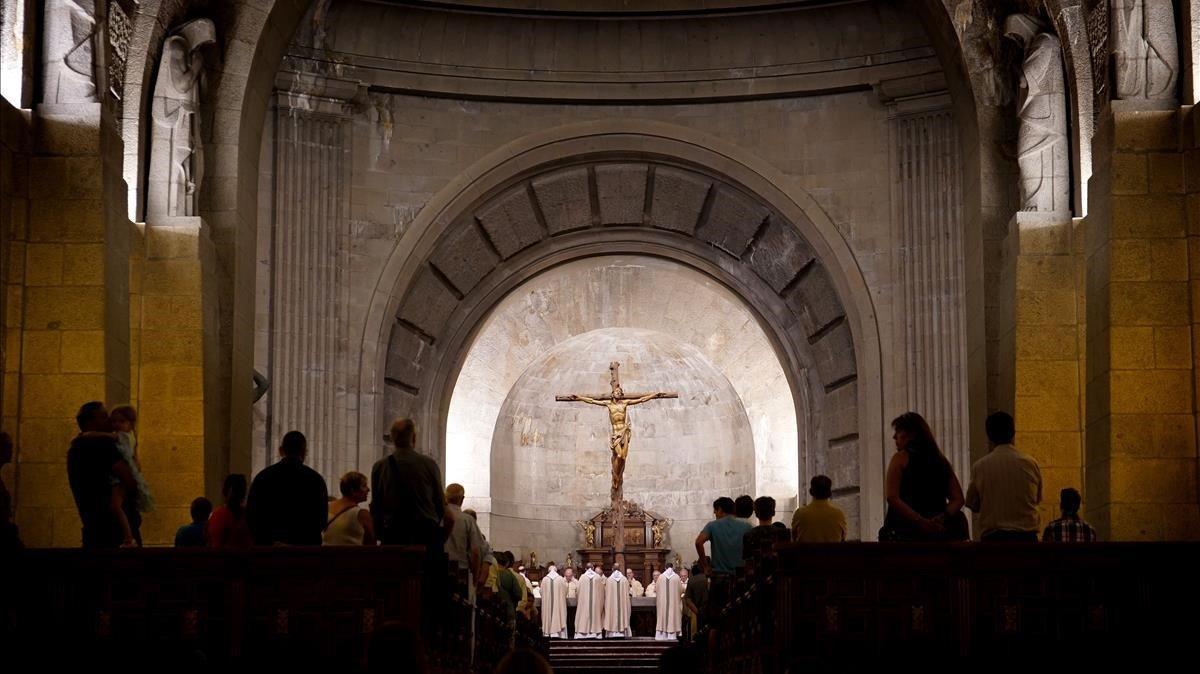 Una misa en la basílica del Valle de los Caídos. Una misa en la basílica del Valle de los Caídos.