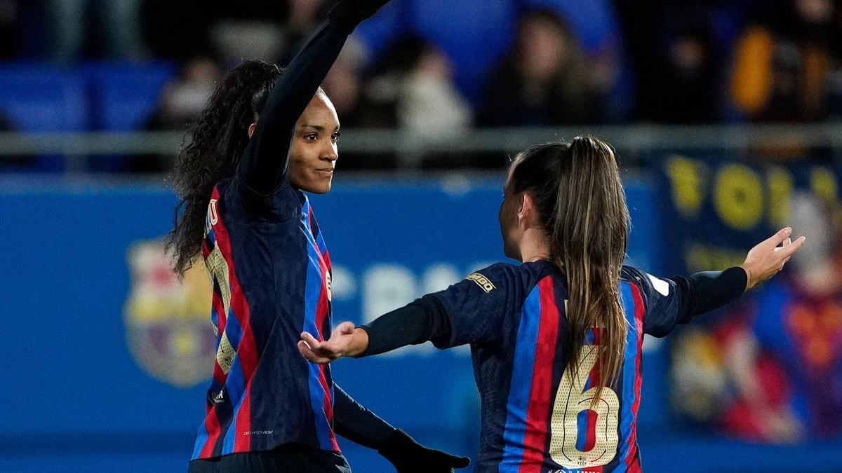 Salma Paralluelo y Claudia Pina celebran el segundo gol del FC Barcelona ante el Alhama