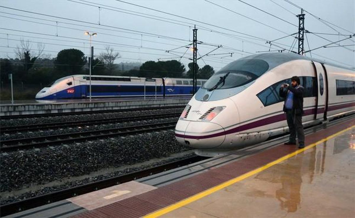 Un viajero toma una foto en la estación de alta velocidad de Figueres-Vilafant, el 9 de enero. Un viajero toma una foto en la estación de alta velocidad de Figueres-Vilafant, el 9 de enero.