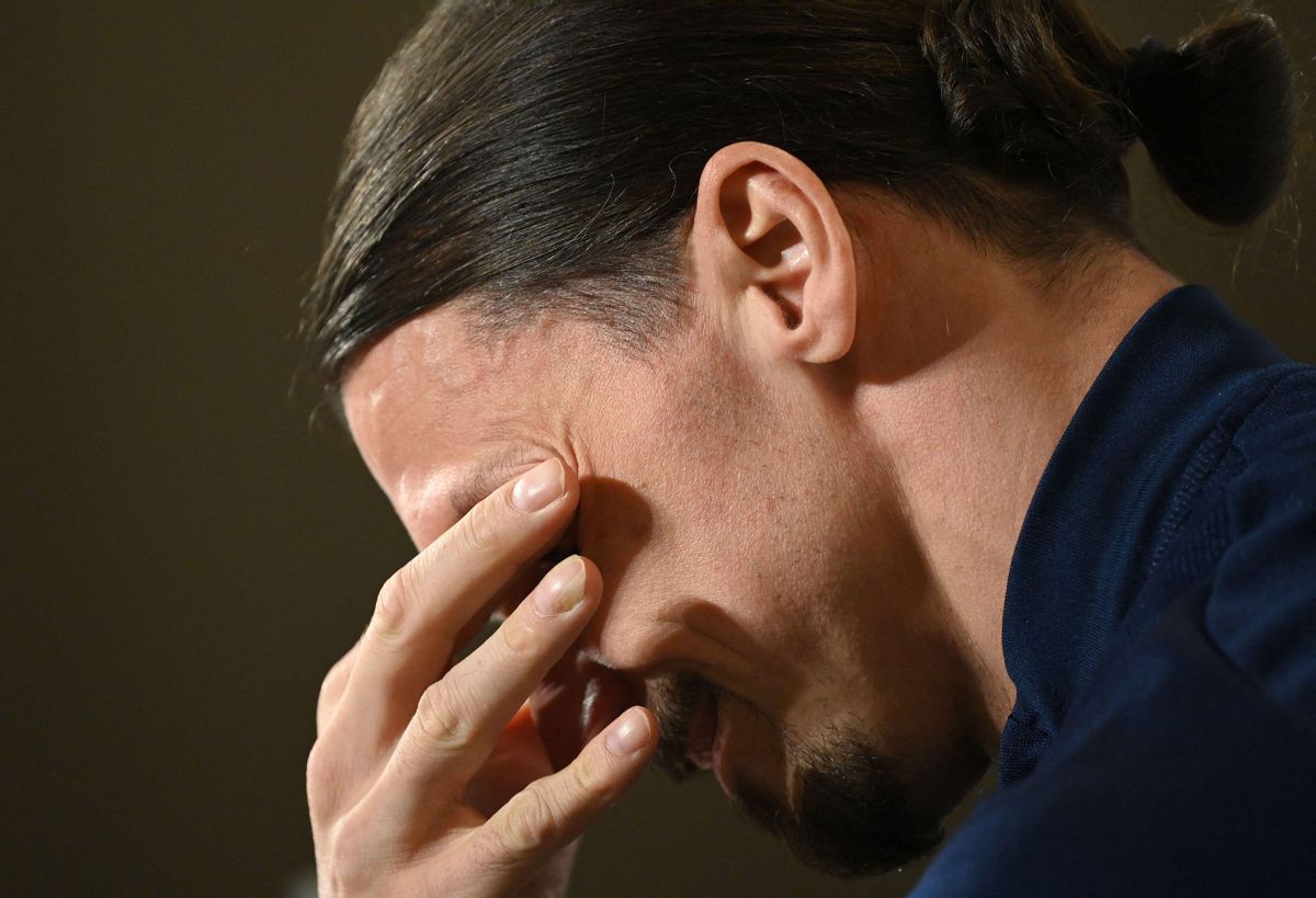 Ibrahimovic se seca las lágrimas en su comparecencia de prensa con la selección. Ibrahimovic se seca las lágrimas en su comparecencia de prensa con la selección.