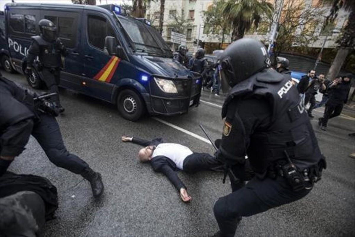 Una de las cargas policiales del 1-O en un centro de votación en Barcelona. Una de las cargas policiales del 1-O en un centro de votación en Barcelona.