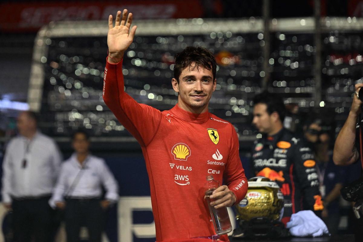 Leclerc salusa sonriente después de conseguir la ’pole’ en Singapur