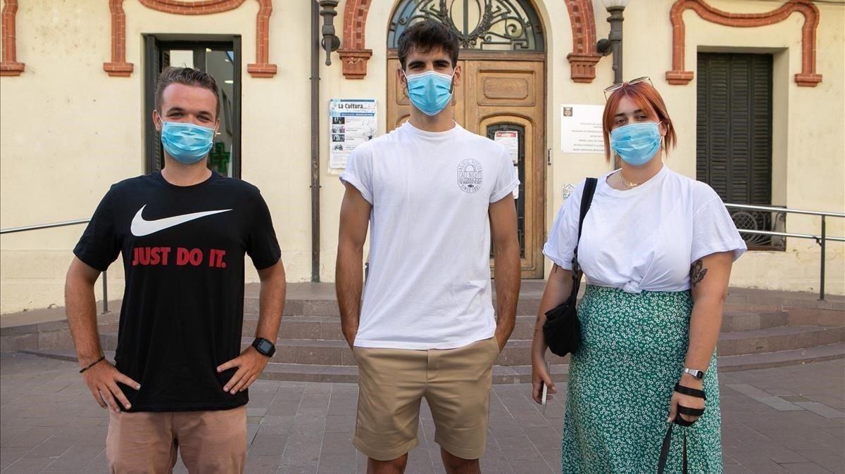 Oriol Roig, Arnau Riera e Irene Jurado, ante el ayuntamiento de Montcada. Oriol Roig, Arnau Riera e Irene Jurado, ante el ayuntamiento de Montcada.