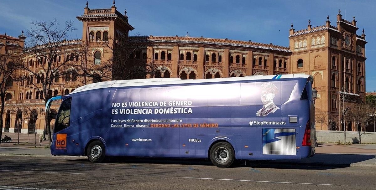 El autobús de HazteOir circulando por Madrid. El autobús de HazteOir circulando por Madrid.