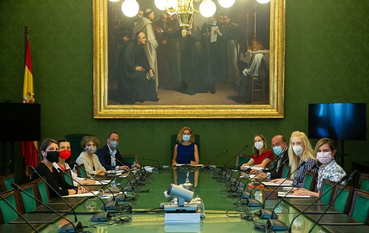 El jurado del Premio Josefina Carabias se reúne en la Sala Mariana Pineda del Congreso. El jurado del Premio Josefina Carabias se reúne en la Sala Mariana Pineda del Congreso.