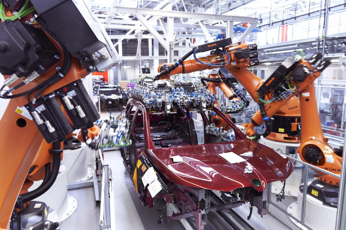 Robots industriales en una fábrica de coches