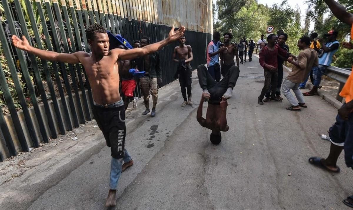 Inmigrantes que saltaron la valla de Ceuta. Inmigrantes que saltaron la valla de Ceuta.