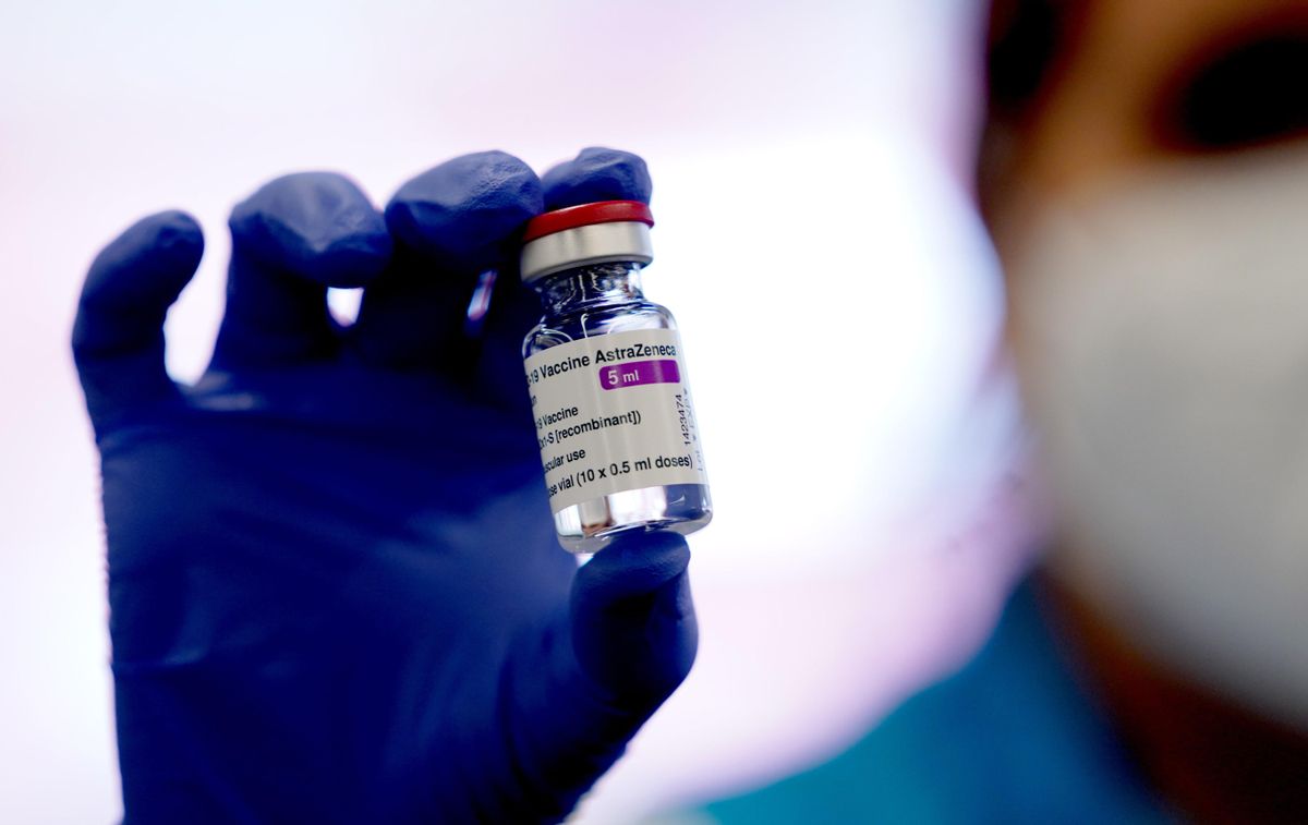 Un sanitario con la vacuna de AstraZeneca. Un sanitario con la vacuna de AstraZeneca.