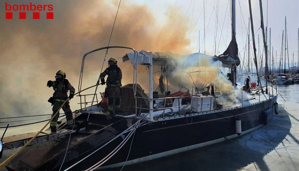 S’incendia un barco recreatiu al port de Badalona