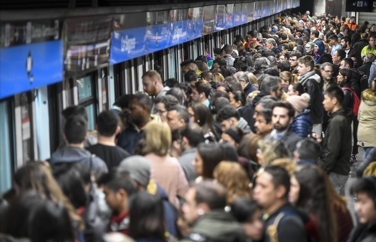 Aglomeración de usuarios del Metro de Barcelona en la estación de La Sagrera, con motivo de la huelga por la crisis del amianto. Aglomeración de usuarios del Metro de Barcelona en la estación de La Sagrera, con motivo de la huelga por la crisis del amianto.