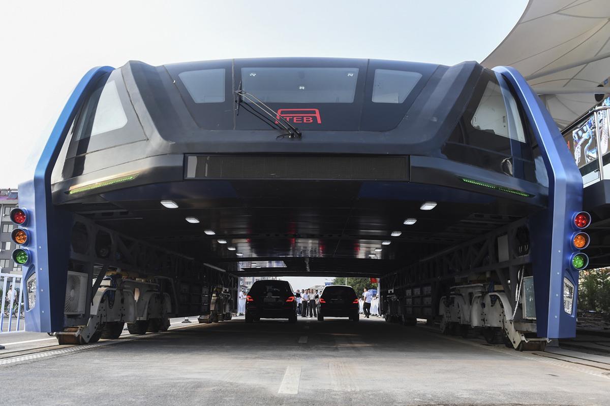 China estrena un autobús que circula por encima de los coches. China estrena un autobús que circula por encima de los coches.