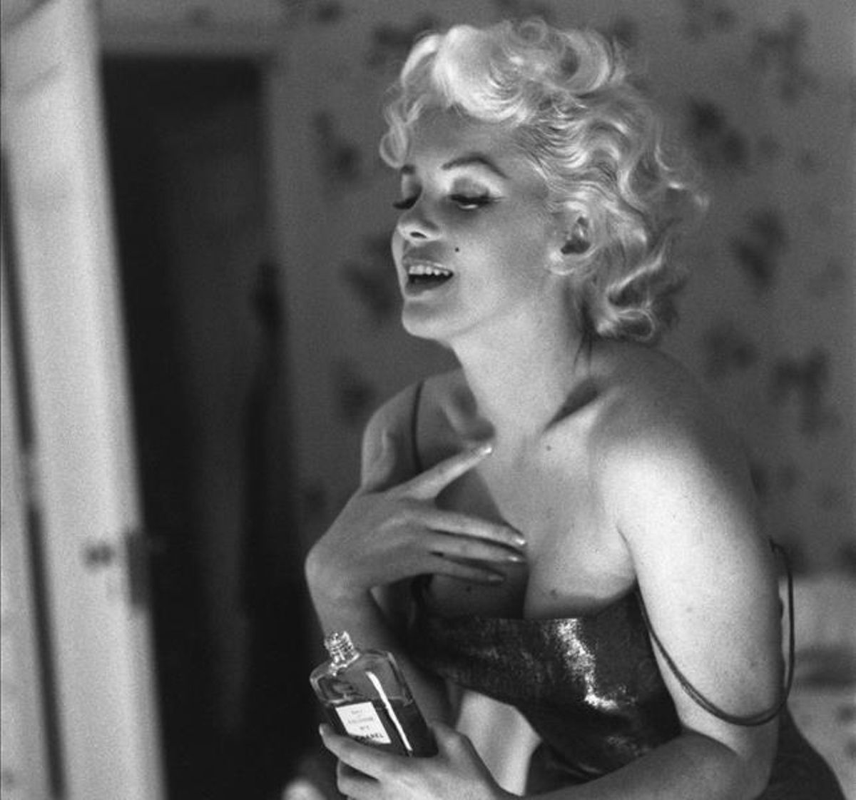 Marilyn Monroe se jactaba de dormir con solo unas gotas de Chanel nº5. Marilyn Monroe se jactaba de dormir con solo unas gotas de Chanel nº5.