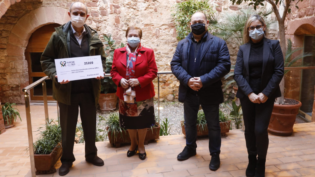 Fotografía de la entrega del donativo a Idibell. Fotografía de la entrega del donativo a Idibell.