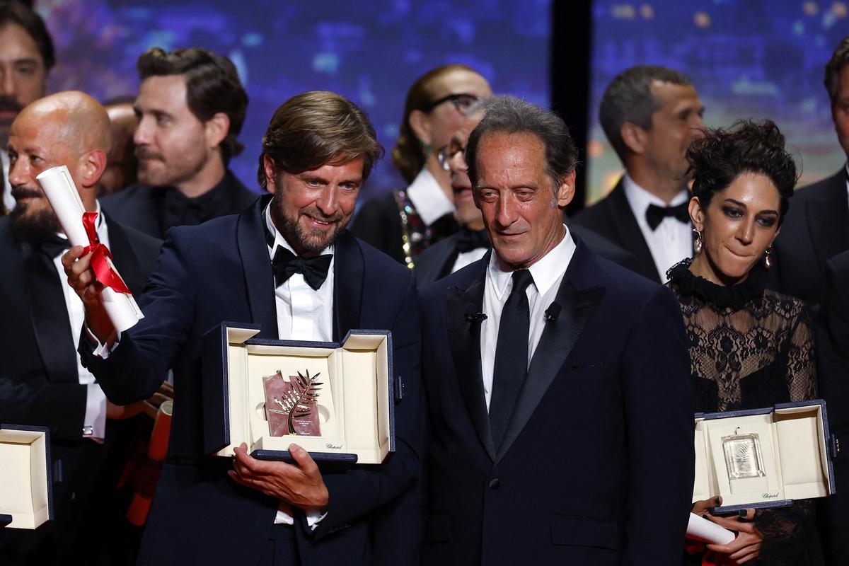 El director sueco Ruben Östlund recoge la Palma de Oro por su película ’Triangle of sadness’.
