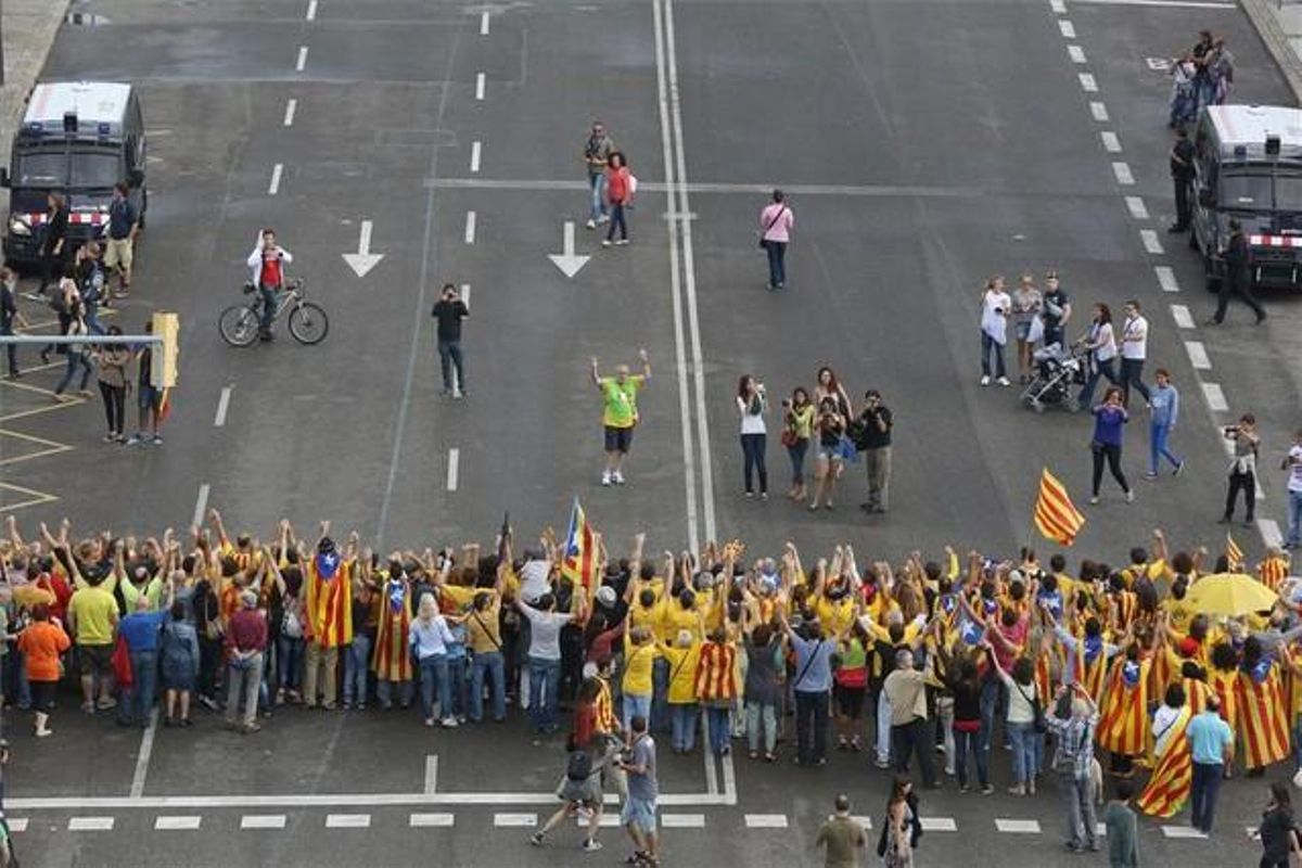 Participantes en la Via Catalana a su paso por Barcelona, el pasado 11 de septiembre. Participantes en la Via Catalana a su paso por Barcelona, el pasado 11 de septiembre.