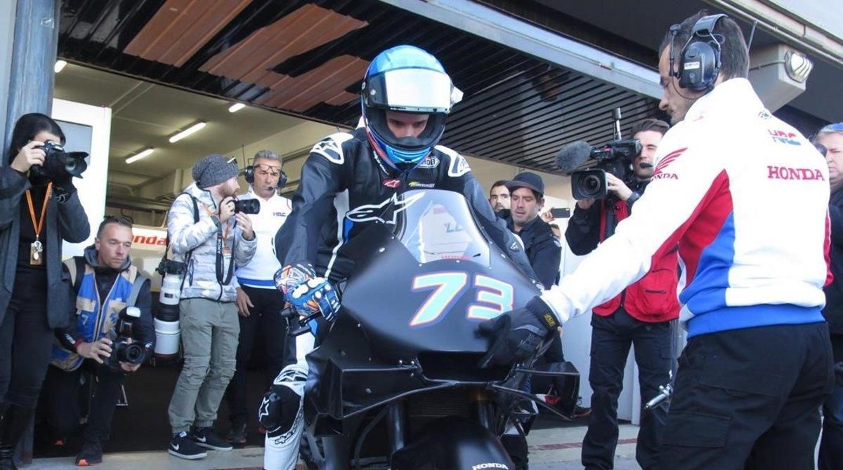 Àlex Márquez (Honda), justo en el momento en que sale del boxe de LCR Honda, hoy, en Cheste (Valencia). Àlex Márquez (Honda), justo en el momento en que sale del boxe de LCR Honda, hoy, en Cheste (Valencia).