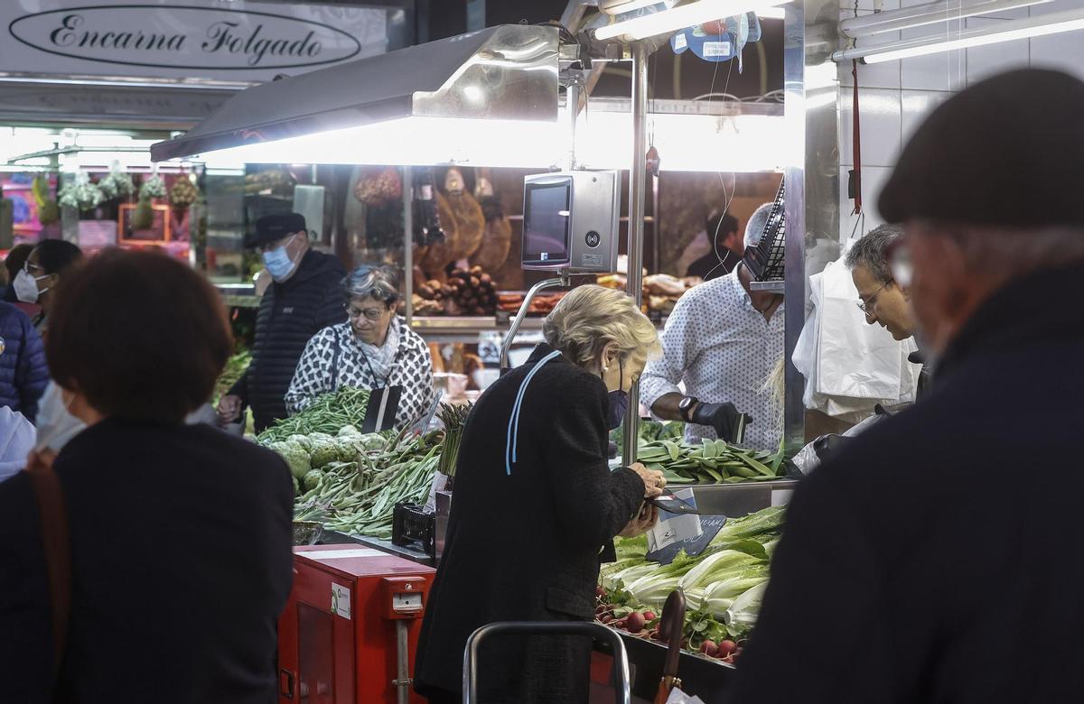 Varios personas en un mercado en el día el primer día sin mascarillas en interiores. Varios personas en un mercado en el día el primer día sin mascarillas en interiores.