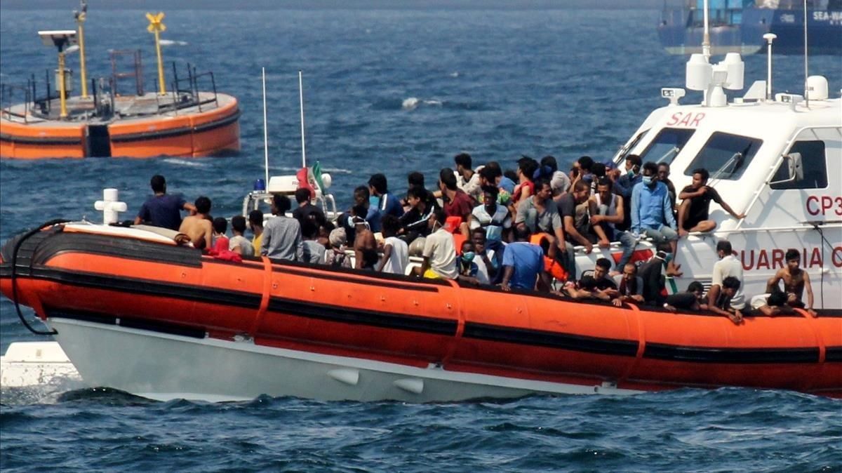 La Guardia Costera italiana transporta a inmigrantes rescatados por la oenegé Open Arms hacia el puerto de Palermo. La Guardia Costera italiana transporta a inmigrantes rescatados por la oenegé Open Arms hacia el puerto de Palermo.