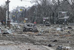 Vista de una calle tras un bombardeo ruso en Járkov, Ucrania, este 1 de marzo. EFE/Sergey Dolzhenko