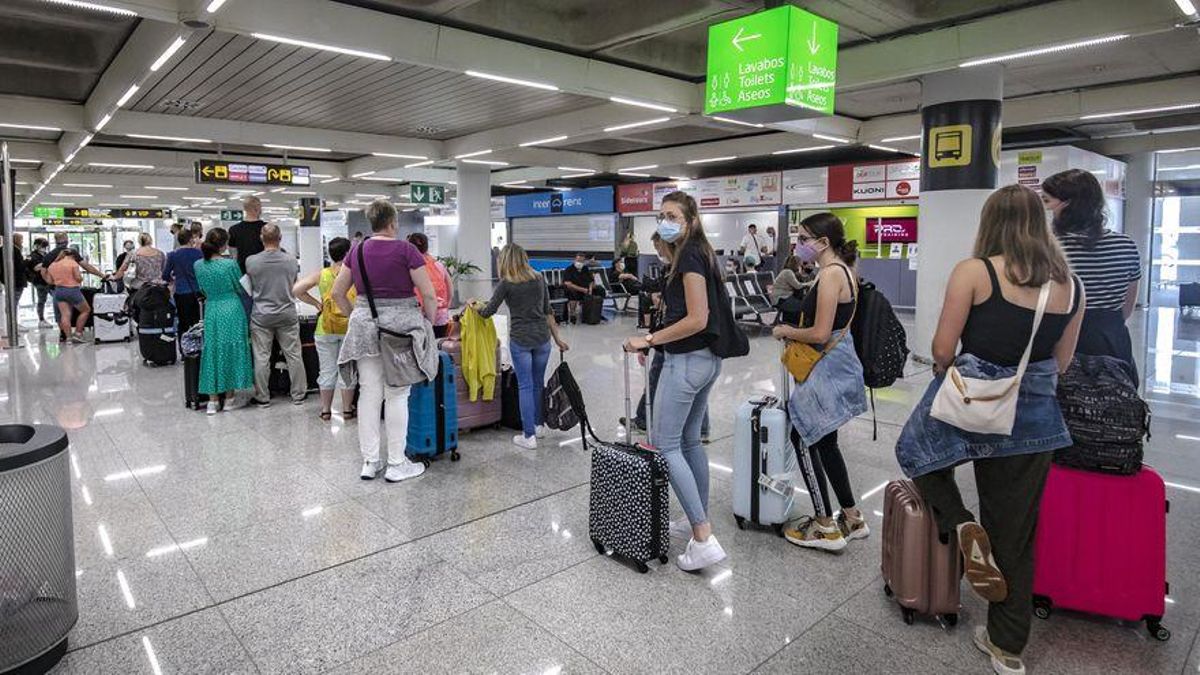 Inglaterra vuelve a poner a Baleares en la lista ámbar, con cuarentena para no vacunados Inglaterra vuelve a poner a Baleares en la lista ámbar, con cuarentena para no vacunados