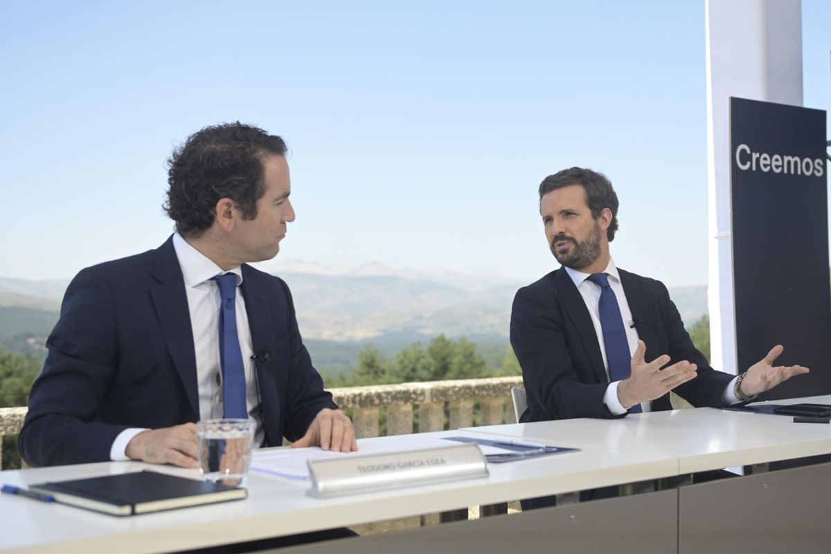 El secretario general del PP, Teodoro García Egea, y el presidente, Pablo Casado, este miércoles en los jardines del Parador de Gredos (Ávila). El secretario general del PP, Teodoro García Egea, y el presidente, Pablo Casado, este miércoles en los jardines del Parador de Gredos (Ávila).