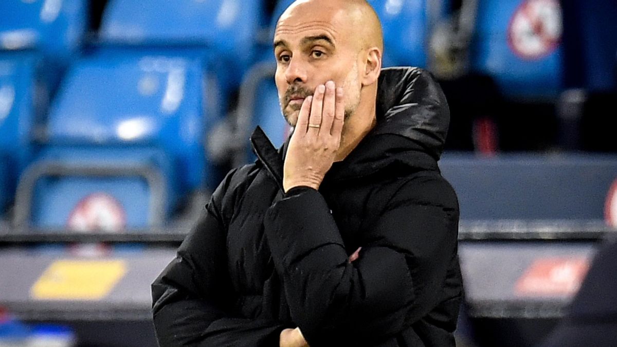 Guardiola, pensativo, durante el partido. Guardiola, pensativo, durante el partido.