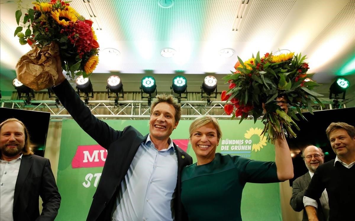 Katharina Schulze y Ludwig Hartmann celebran el avance de Los Verdes. Katharina Schulze y Ludwig Hartmann celebran el avance de Los Verdes.