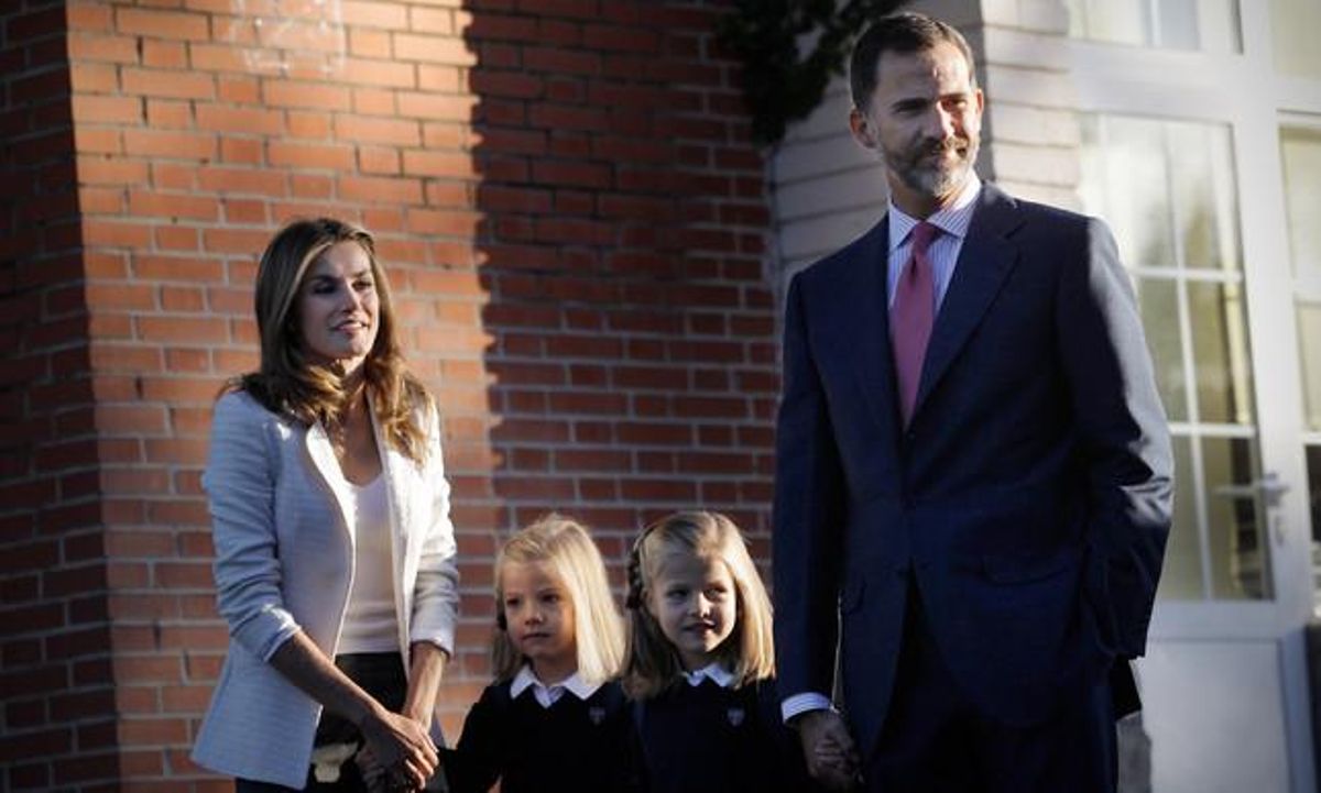 Los príncipes Felipe y Letizia, junto a las infantas Leonor y Sofía, el primer día de colegio de las pequeñas, el pasado 14 de septiembre. Los príncipes Felipe y Letizia, junto a las infantas Leonor y Sofía, el primer día de colegio de las pequeñas, el pasado 14 de septiembre.