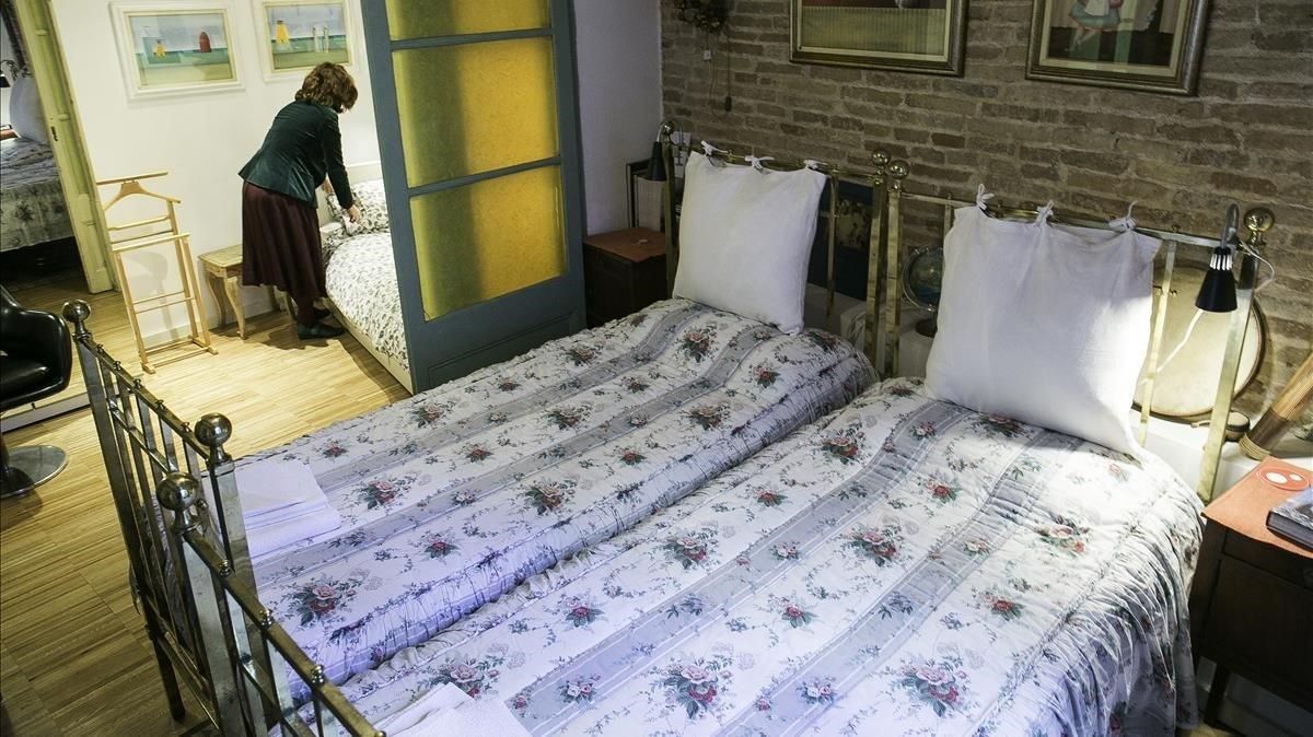 Silvia J., en una habitación que alquila por días en su piso de Ciutat Vella. Silvia J., en una habitación que alquila por días en su piso de Ciutat Vella.