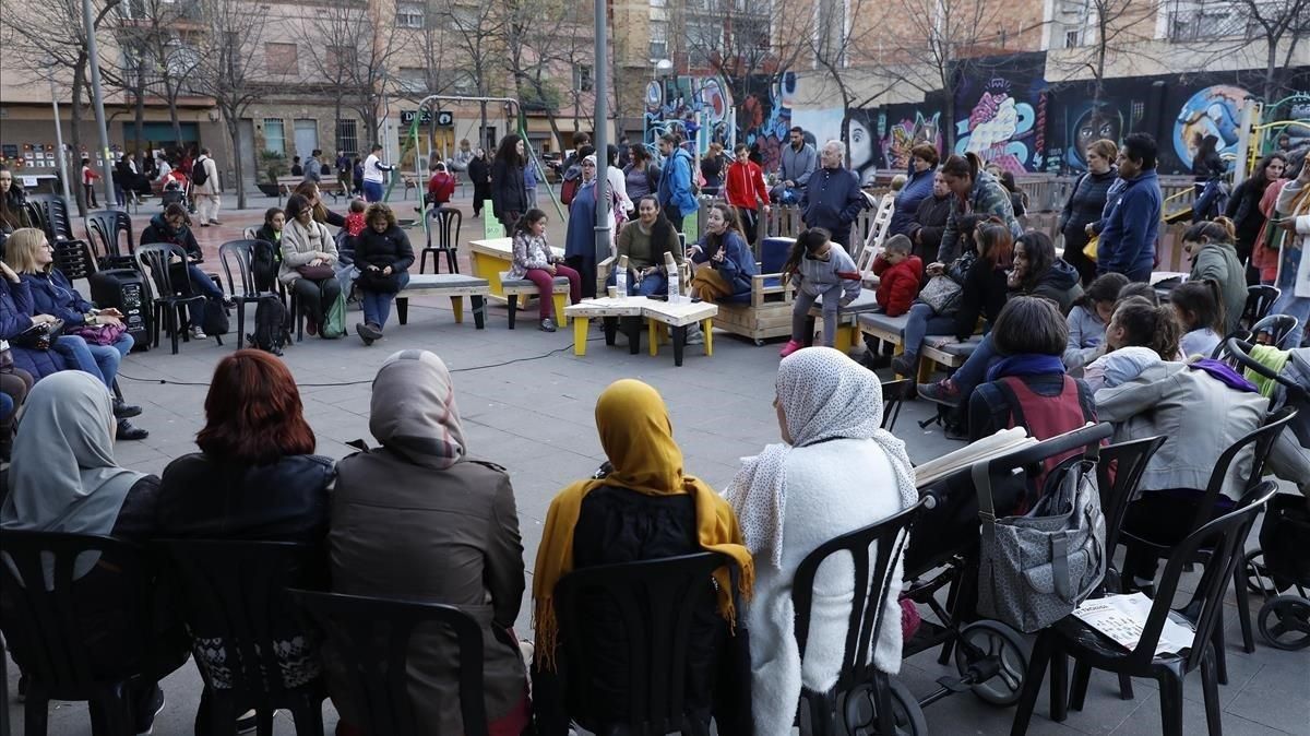 Un grupo de mujeres debate sobre género en la plaza de Félix Rodríguez de la Fuente, ayer. Un grupo de mujeres debate sobre género en la plaza de Félix Rodríguez de la Fuente, ayer.