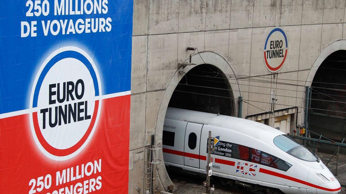 Un tren rápido sale del túnel del Canal de la Mancha, que comunica Francia con el Reino Unido, en octubre de 2010.