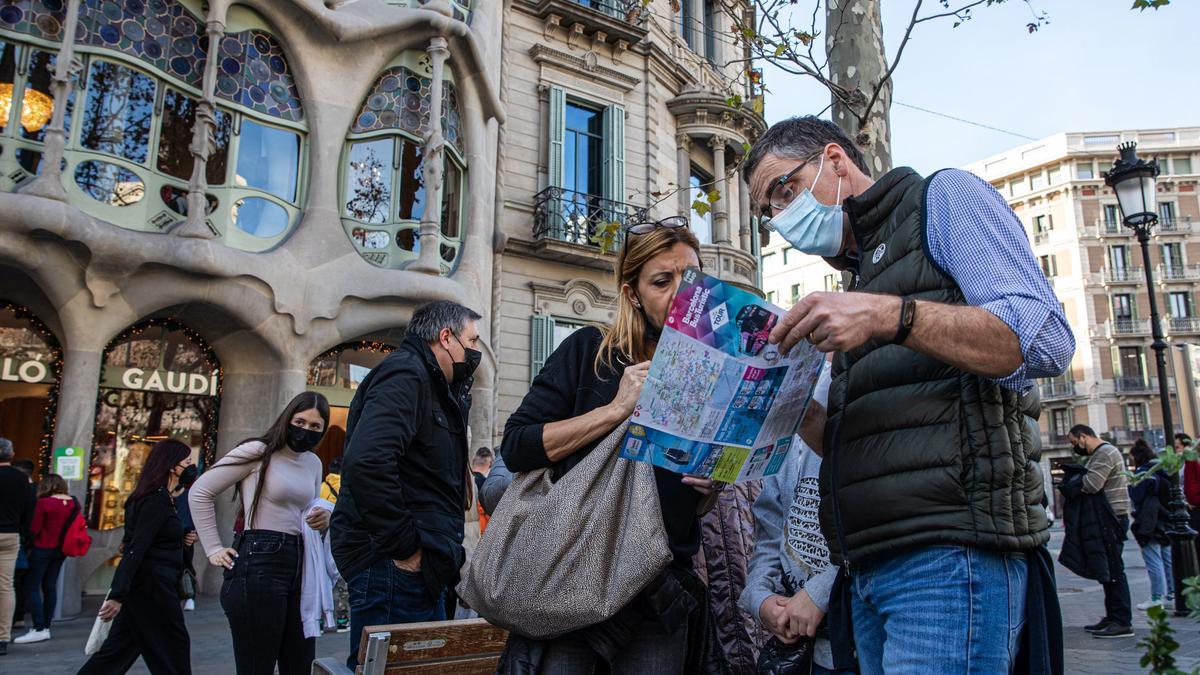 Barcelona con turistas en fin de año, frente de la casa Batlló
