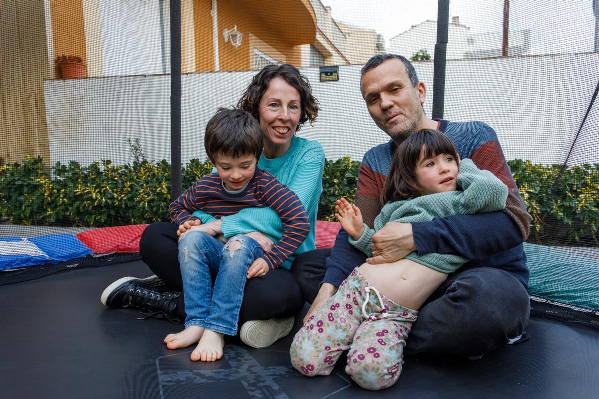 Nos Iremos De Catalunya La Lucha De Una Familia Por Llevar A Sus Hijos Autistas A Una Escuela 