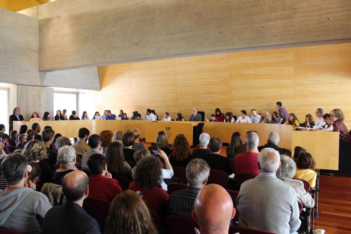 Sesión del 17 de marzo de 2019 del Consell d’Infants de Mollet del Vallès donde los escolares presentaron al alcalde Josep Monràs sus conclusiones para promover la alimentación saludable en la ciudad. Sesión del 17 de marzo de 2019 del Consell d’Infants de Mollet del Vallès donde los escolares presentaron al alcalde Josep Monràs sus conclusiones para promover la alimentación saludable en la ciudad.