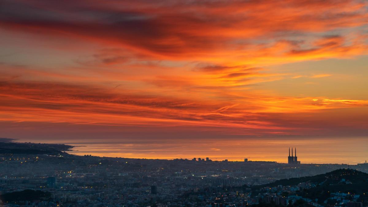 Salida del sol con tonalidades rojas en el cielo, en Barcelona, el 15 de septiembre del 2023