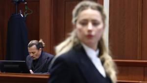 Amber Heard le da la espalda a su ex, Johnny Depp, en el juicio que les enfrenta en EEUU.