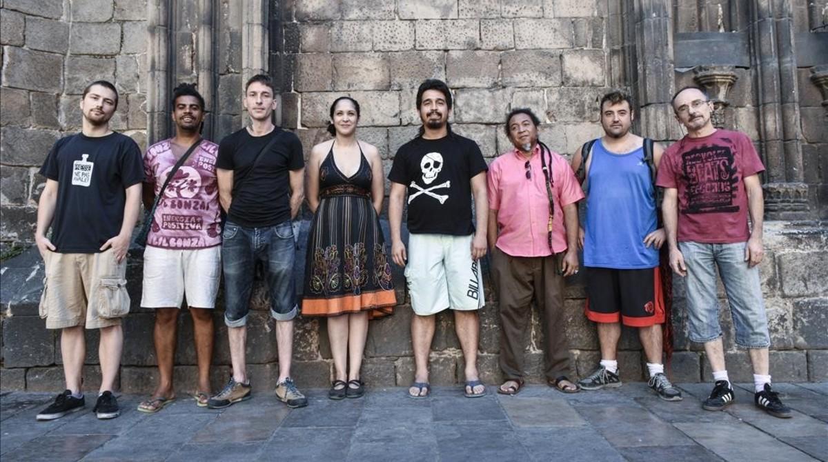 De izquierda a derecha, Carlos Delclós (sociólogo), Lil Bonzai (músico), Jesse Masterson (músico), Ingrid de la Torre (directora de ’Sin permiso’), Fabián Barrero (editor del documental), Papa Orbe Ortiz (músico), Kachafaz (músico) y Joaquín Ortega (actor).