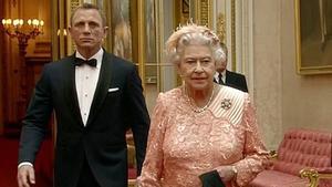 La reina Isabel II, escoltada por James Bond (Daniel Craig) en el sketch de la ceremonia de inauguración de los Juegos de Londres, en 2012.