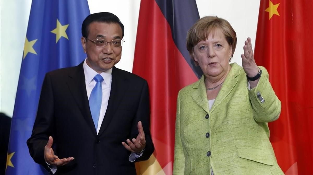 La cancillera alemana, Angela Merkel, y el primer ministro chino, Li Keqiang, a su llegada a una rueda de prensa en la Cancilleria de Berlin. La cancillera alemana, Angela Merkel, y el primer ministro chino, Li Keqiang, a su llegada a una rueda de prensa en la Cancilleria de Berlin.