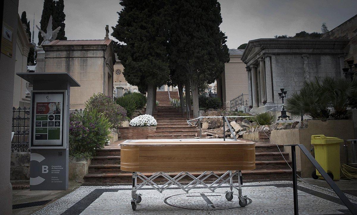 Un ataúd, en el cementerio de Sant Gervasi, el pasado 31 de marzo.