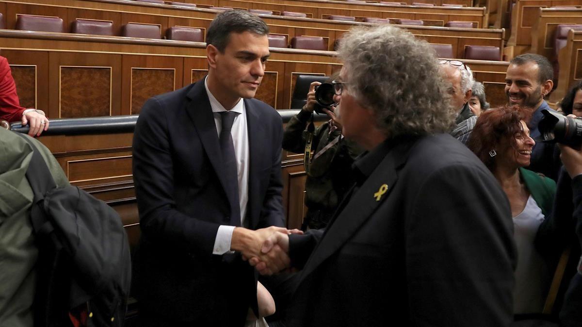 Joan Tardà de ERC, felicita al nuevo presidente del Gobierno.