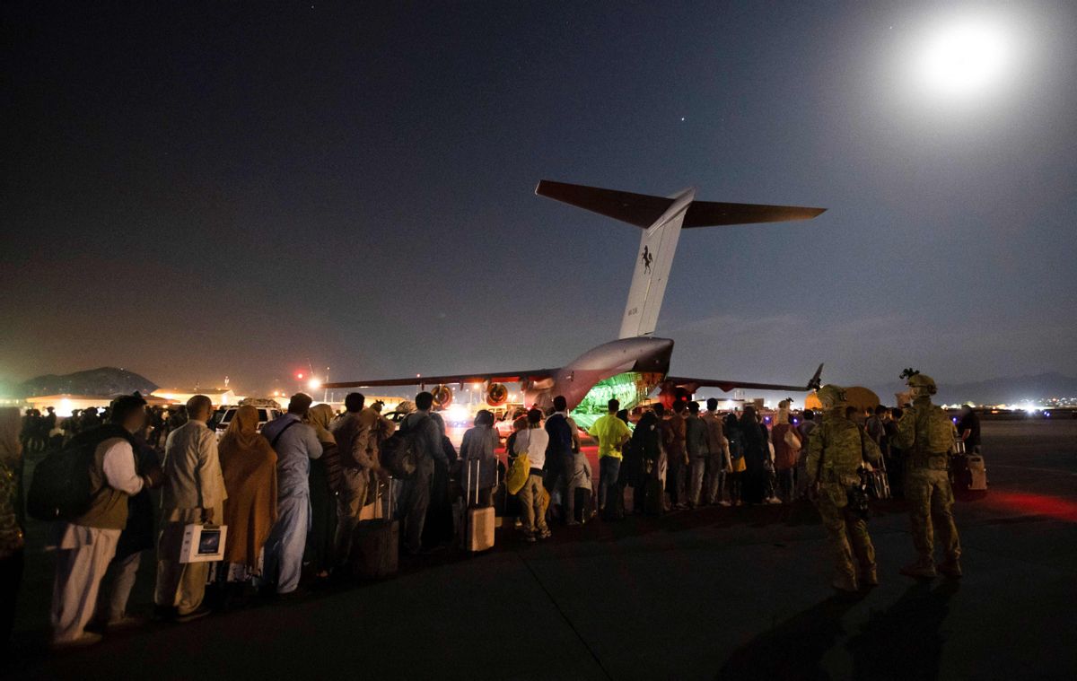 Un grupo de pasajeros espera para subir a un avión del ejército australiano el pasado 20 de agosto. Un grupo de pasajeros espera para subir a un avión del ejército australiano el pasado 20 de agosto.