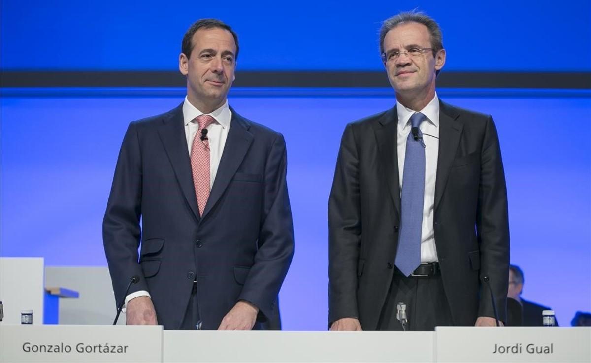 Gonzalo Gortázar y Jordi Gual, en la última junta de accionistas de CaixaBank.