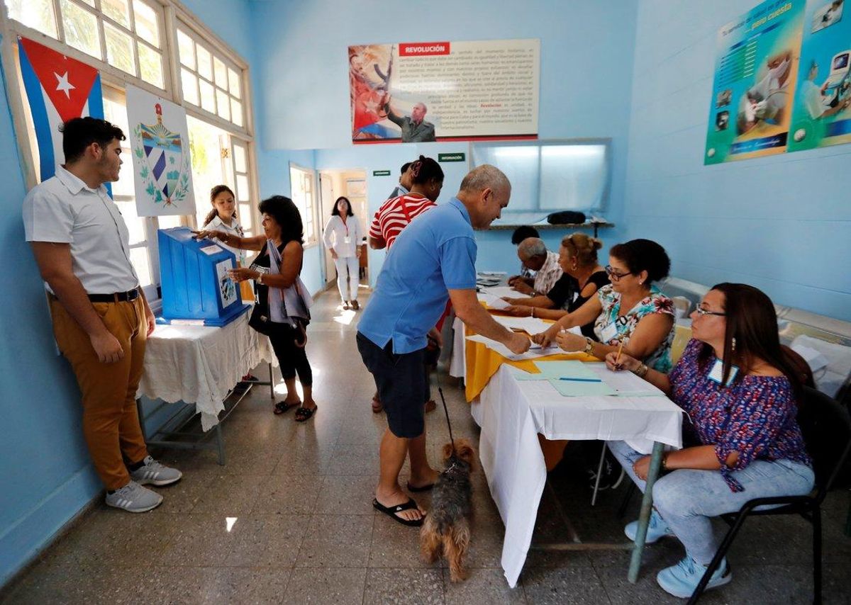 Una casilla electoral para votar sobre la nueva Constitución en La Habana, Cuba. Una casilla electoral para votar sobre la nueva Constitución en La Habana, Cuba.