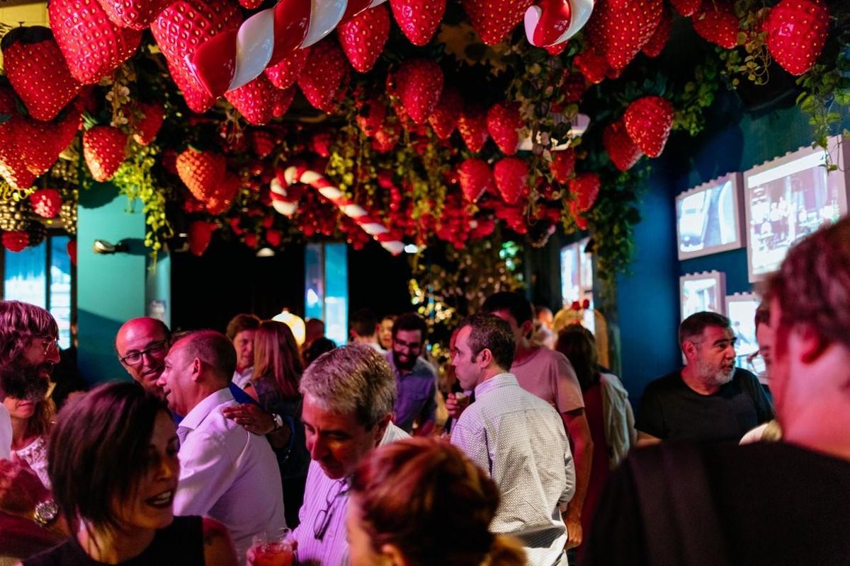 Ambiente en el espacio La Dolça del restaurante Tickets durante la ruta El Barrio Loco, este martes por la noche. Ambiente en el espacio La Dolça del restaurante Tickets durante la ruta El Barrio Loco, este martes por la noche.
