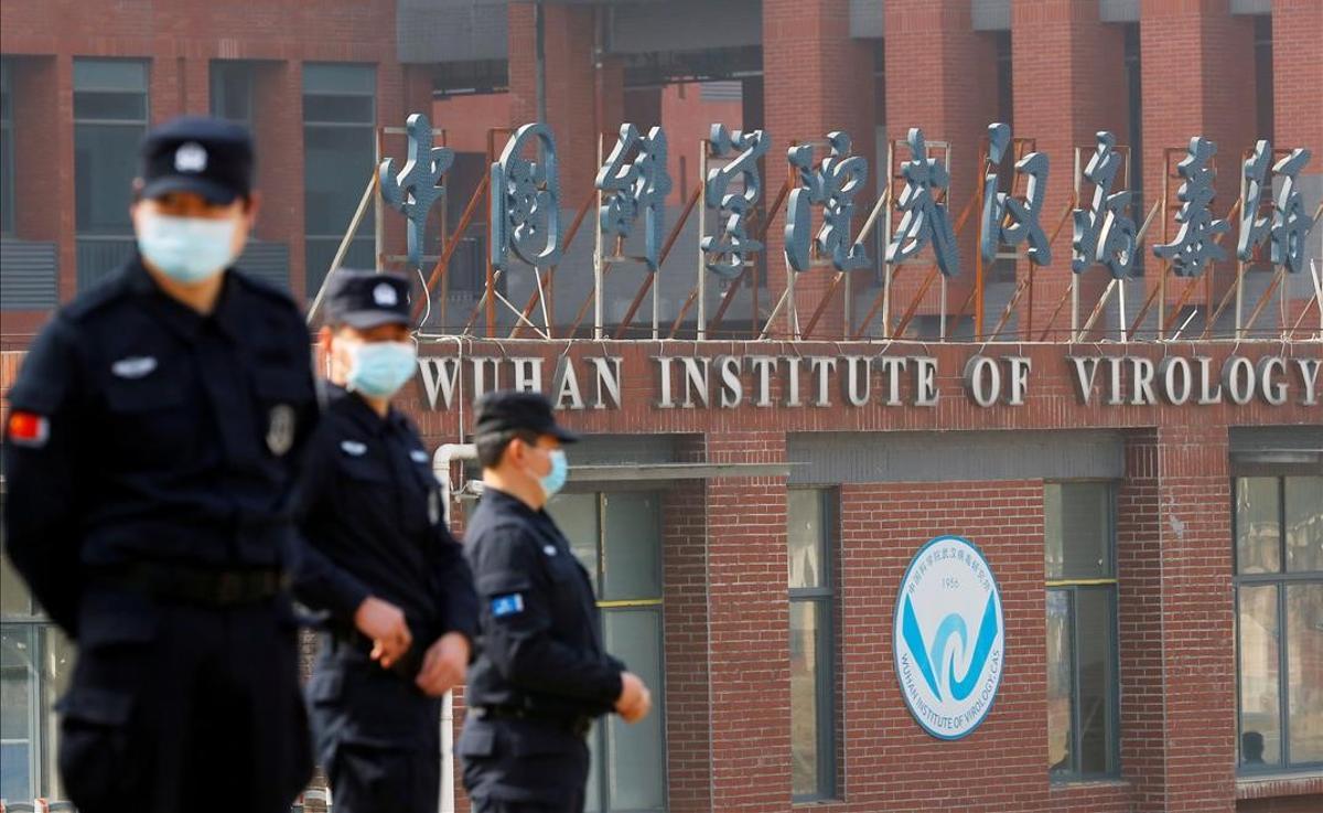 Personal de seguridad en el Instituto de Virología de Wuhan.