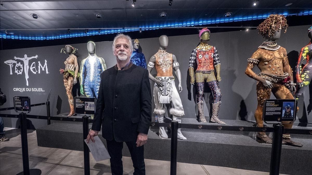 Neilson Vignola, director de creación del Cirque du Soleil, posa junto a algunos vestidos de ’Totem’ expuestos en el Museu del Disseny de Barcelona. Neilson Vignola, director de creación del Cirque du Soleil, posa junto a algunos vestidos de ’Totem’ expuestos en el Museu del Disseny de Barcelona.