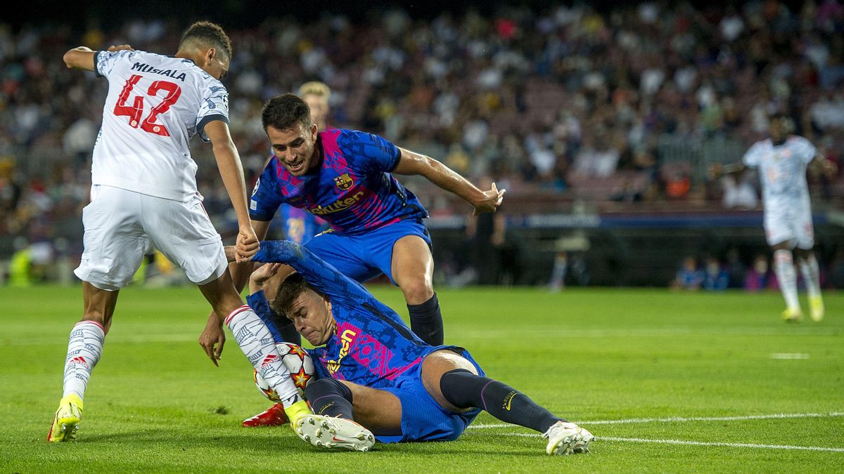 Piqué y Eric García defiende el balón ante la presión de Musiala Piqué y Eric García defiende el balón ante la presión de Musiala