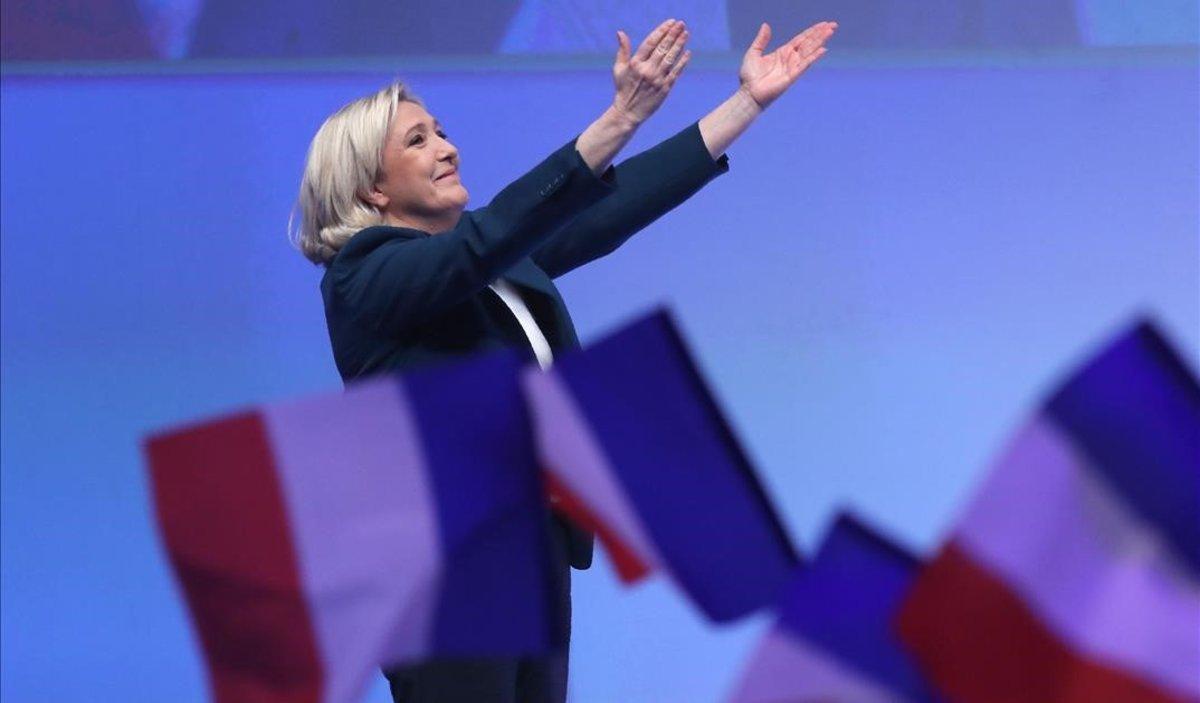 Le Pen se dirige al público durante el acto de Reagrupación Nacional en París.