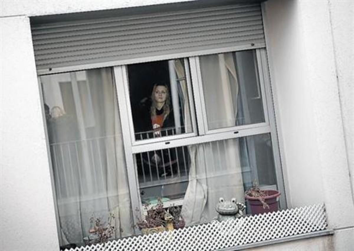 Angustia 8Zara, la mujer de Fernando Encinas, en su casa, a la hora fijada por el deshaucio, ayer. Angustia 8Zara, la mujer de Fernando Encinas, en su casa, a la hora fijada por el deshaucio, ayer.